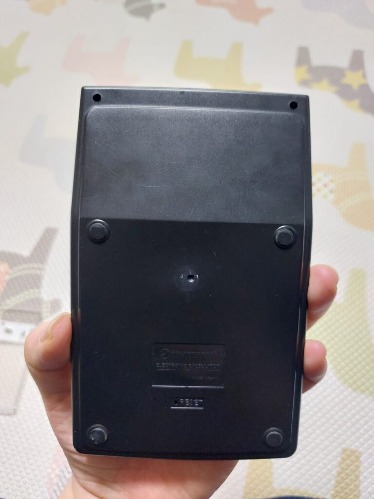 뒷면 상단 위에 2개 +볼트를 제거해주세요.