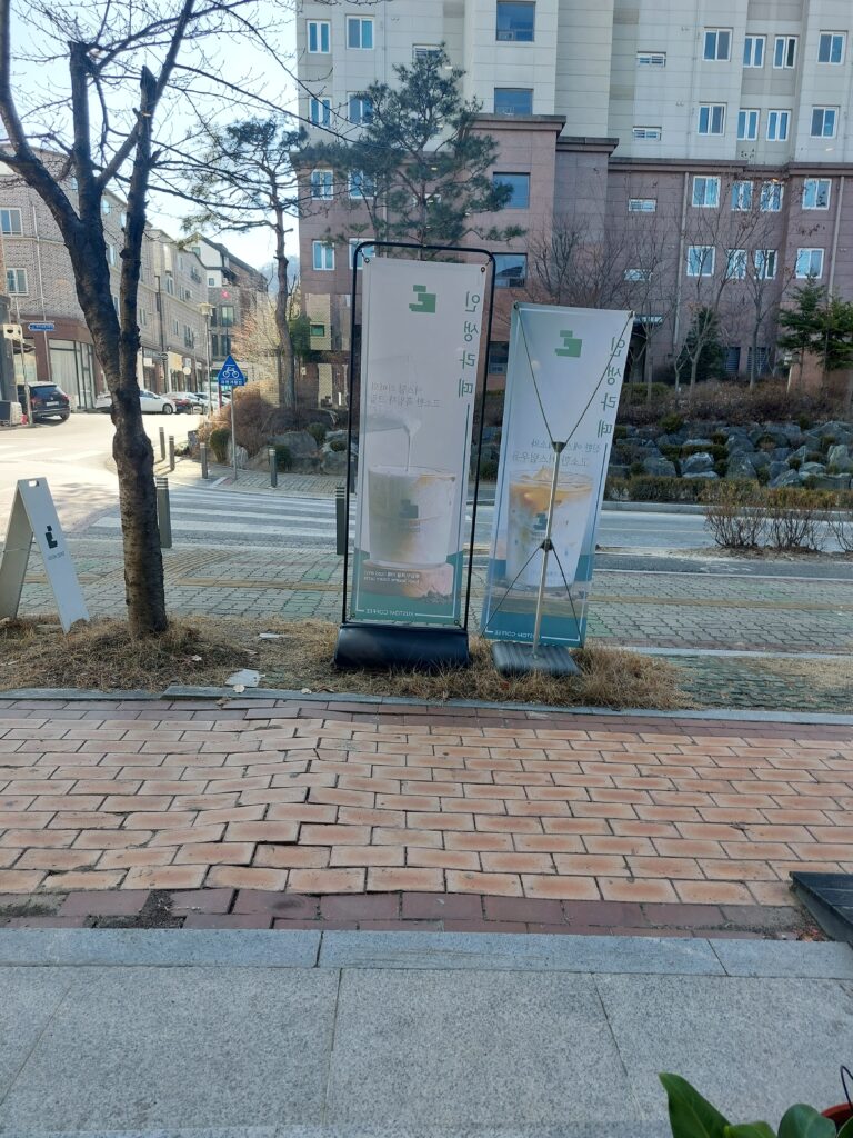 관저동 커피 커스텀 커피 쇼윈도 자리 뷰