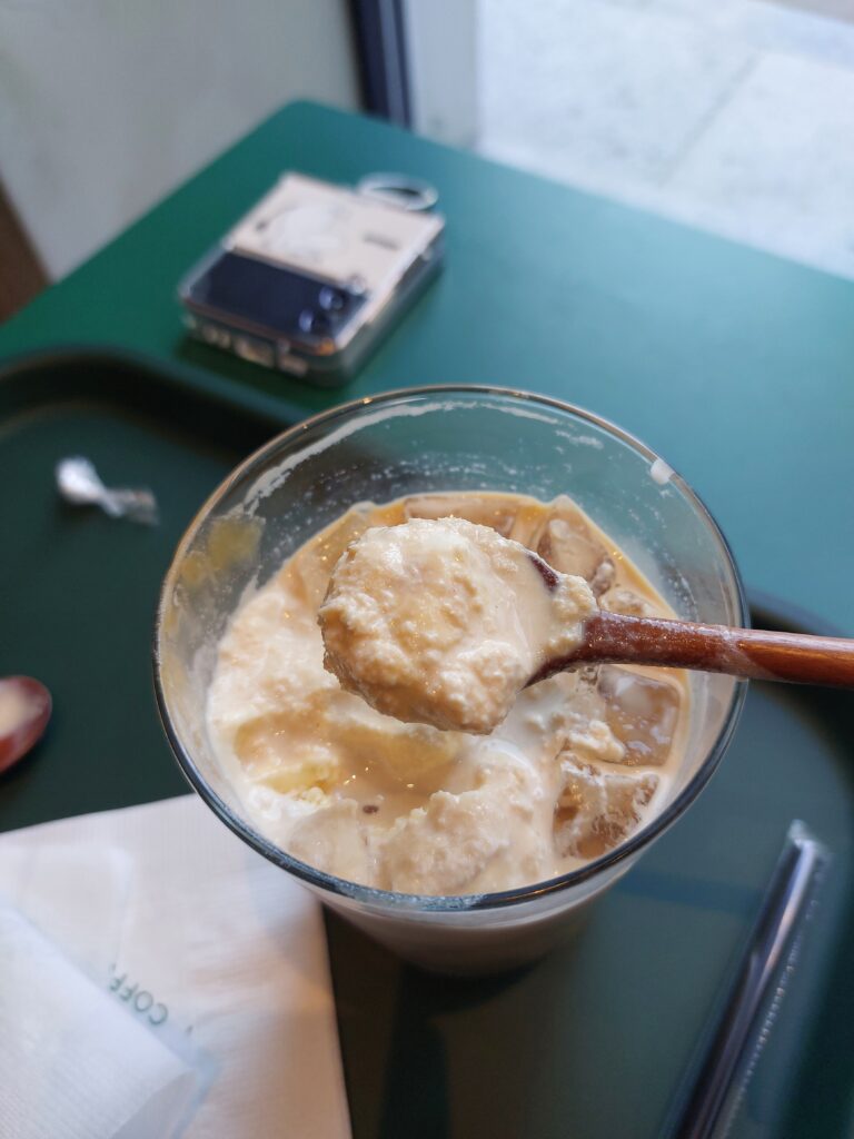 아이스크림이 살짝 녹으면 이렇게 슬러시가 된다. 이때 먹어도 맛있음!
