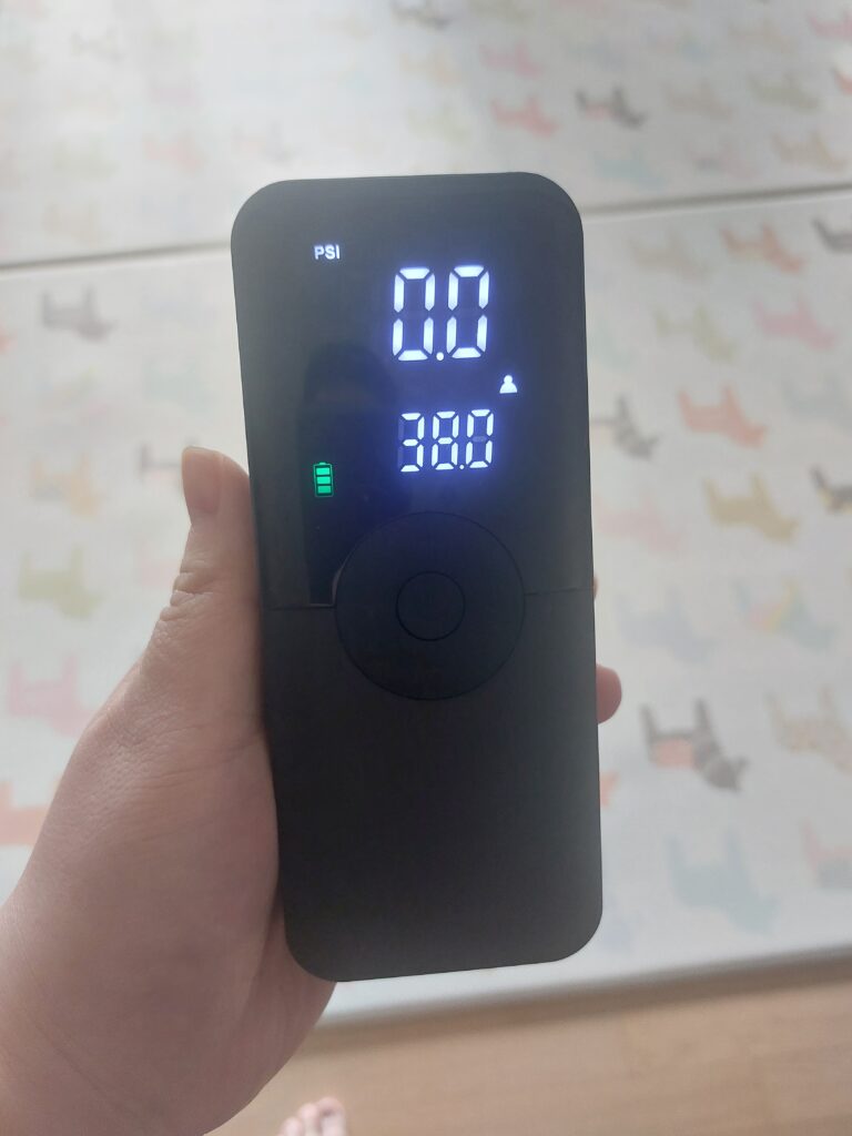 가지고 있는 타이어 공기 주입기
