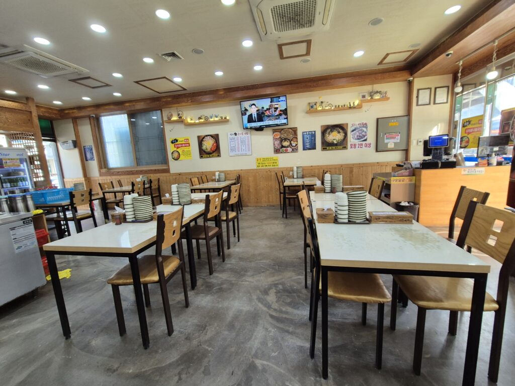 관저동 해장국 24시 전주 콩나물 국밥 실내 식탁 사진