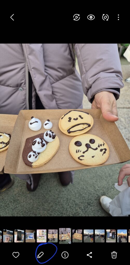 갤러리 앱을 열고, 편집하고 싶은 사진을 선택 후 하단의 편집 버튼 (연필버튼)을 누른다