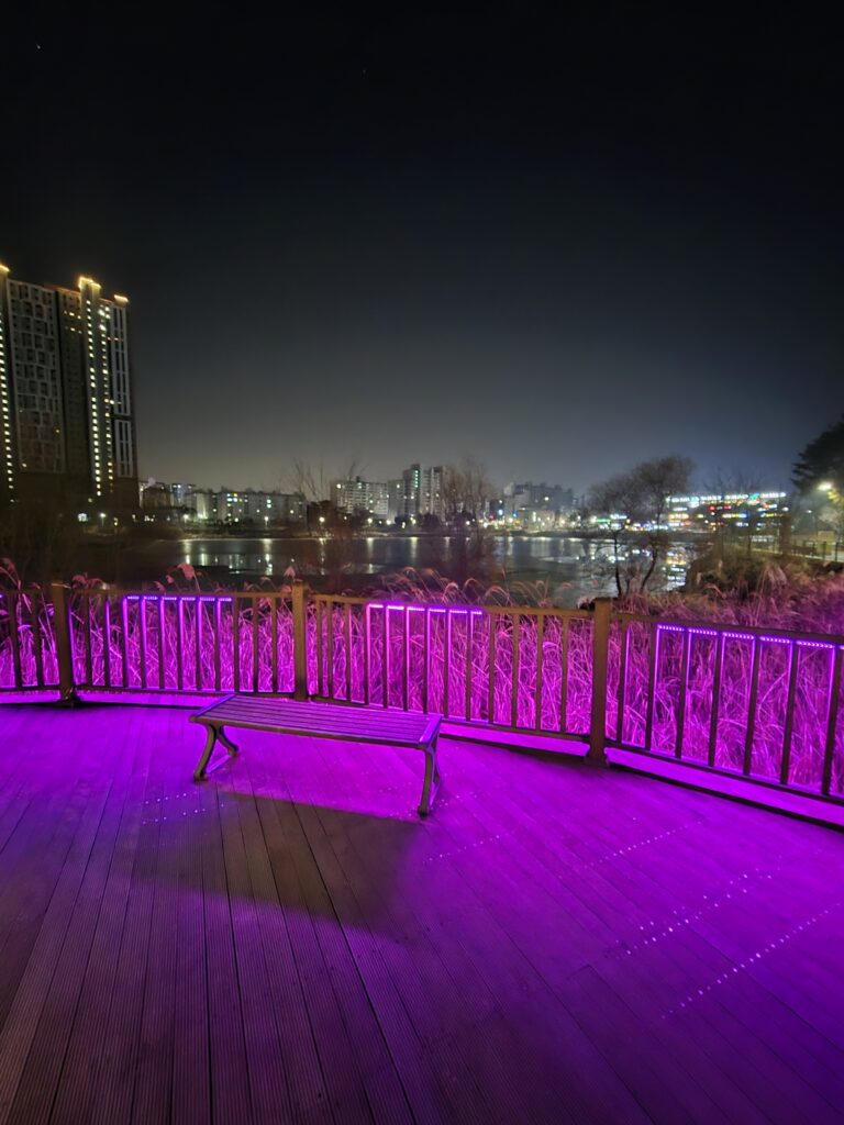 직산 삼거저수지 산책로 벤치