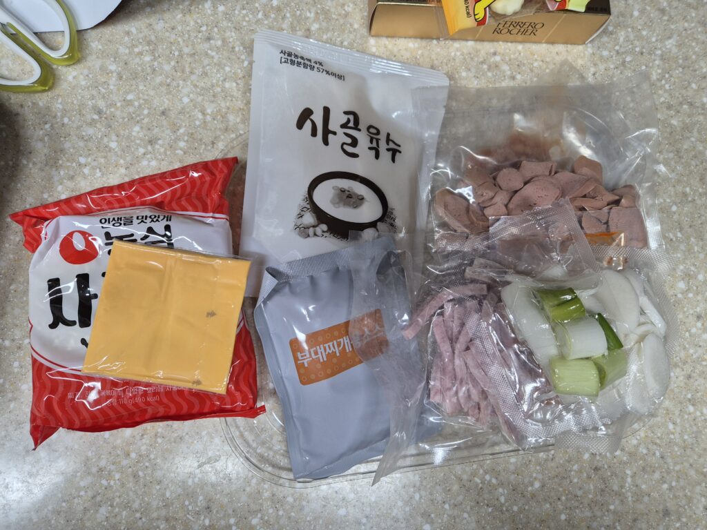 롯데마트 햄폭탄 부대찌개 식재료가 생각보다 풍성하다
