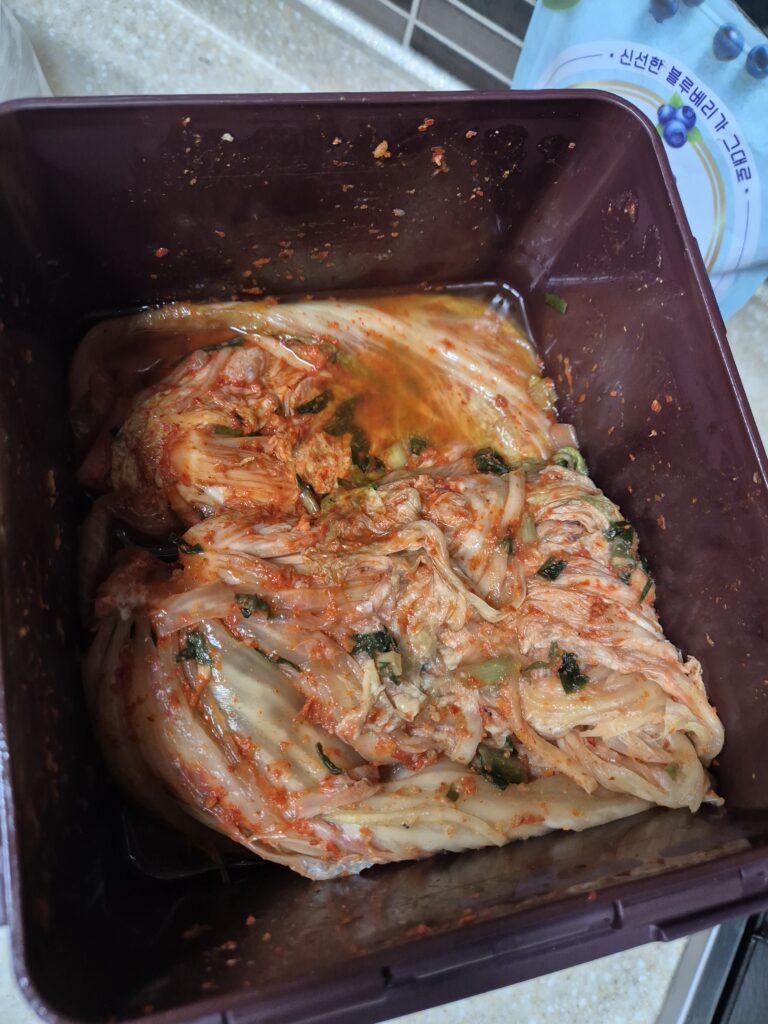 배추김치도 반포기 넣어야 더 시원한 국물맛을 느낄수 있다.