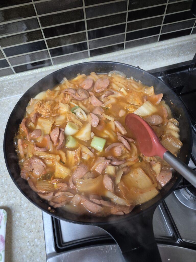 완성된 롯데마트 햄폭탄 부대찌개!