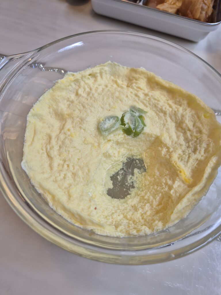 계란찜 추가하면 더 맛있게 부대찌개를 즐길 수 있음