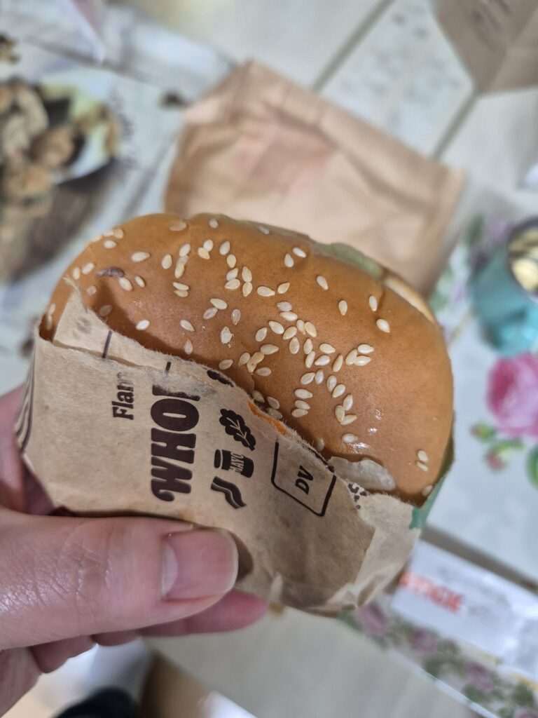 와퍼주니어 통깨가 많이 올라간 빵 맛있어!