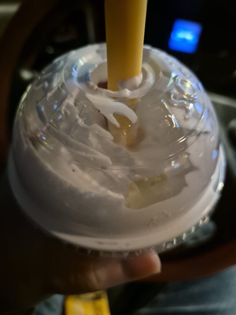달달 구리한데.. 딸기도 씹히고 치즈향도 나고 맛있다!