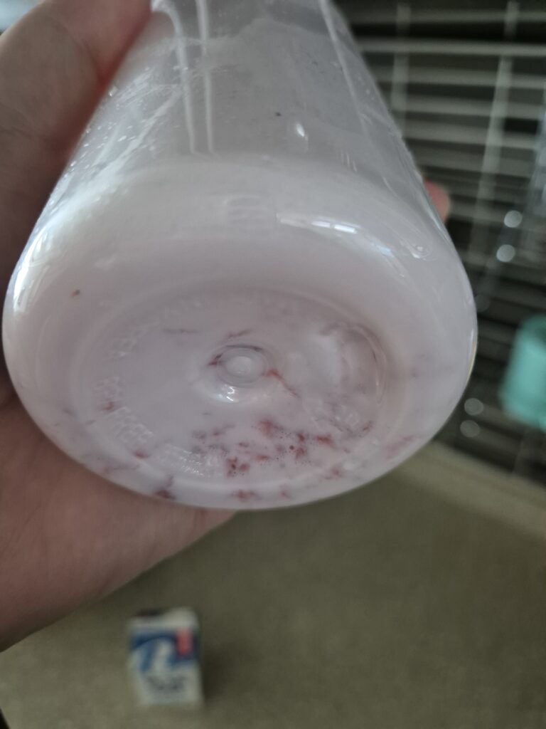 딸기과육이 밑에 잔뜩 있음!