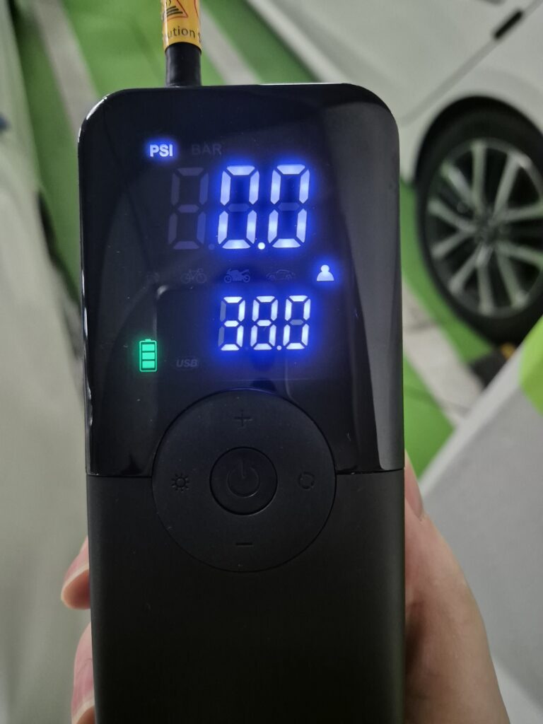 맨위에 숫자가 현재 타이어 공기압, 아래 38.0이 설정된 PSI 수치