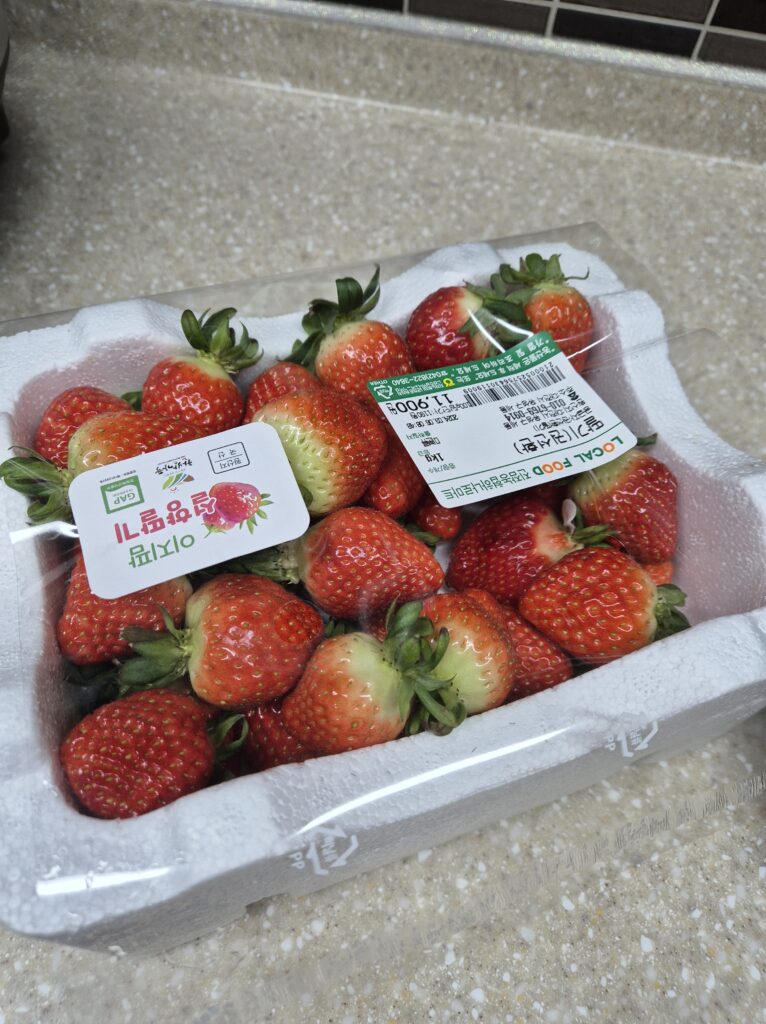 대전 설향딸기가 사이즈가 작긴하지만, 맛은 동일함.