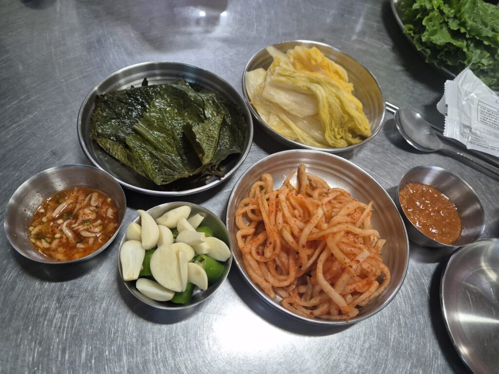 원내동 맛집 그집족발 반찬