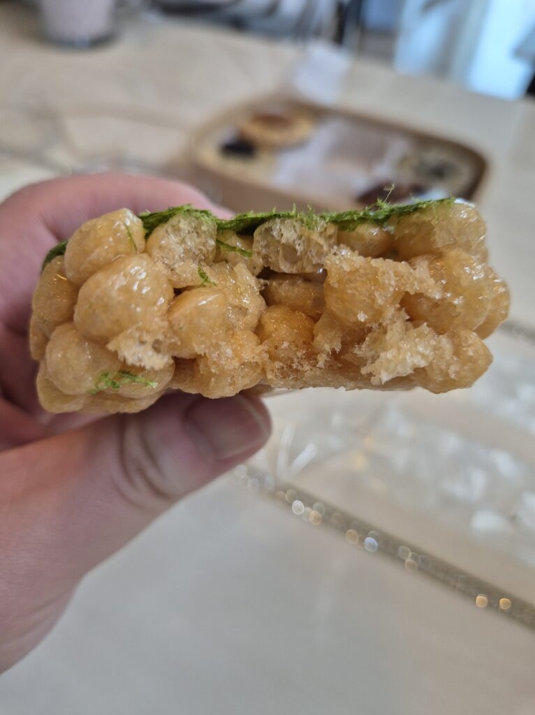 감태 쌀오란다 단면 적당히 바삭하고 부드럽다