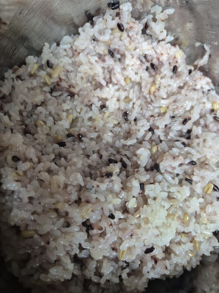 백진주와 잡곡을 넣고 밥을 해봤다