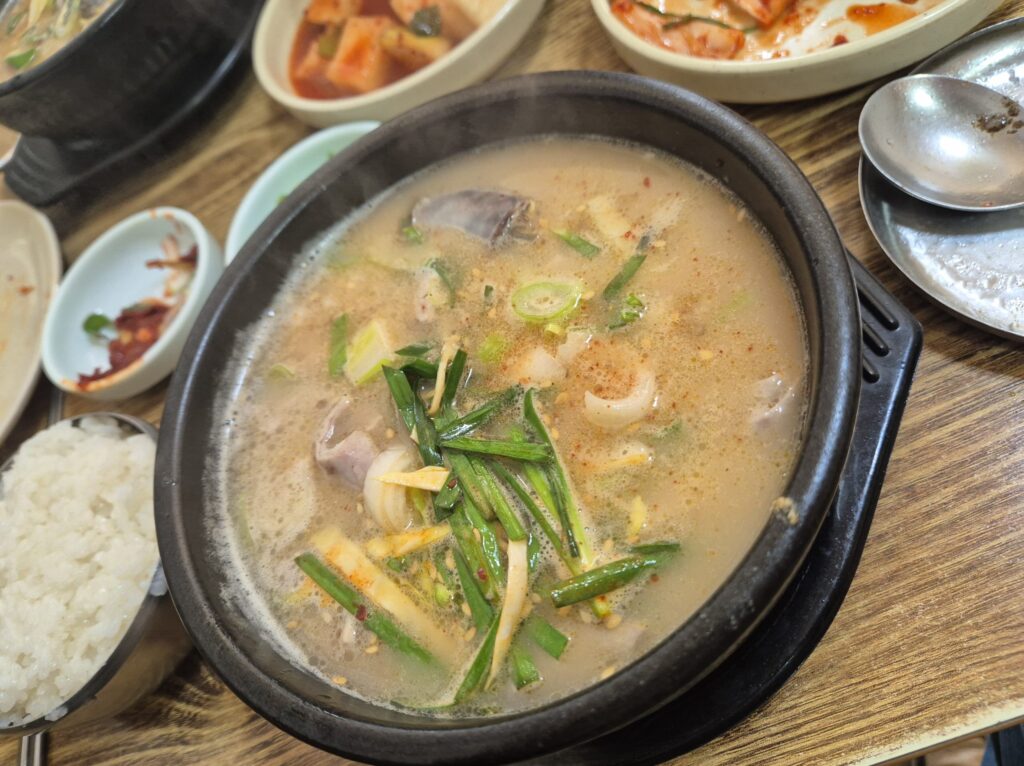 정구지를 넣고 맛있게 제 입맛에 맞게 세팅합니다.