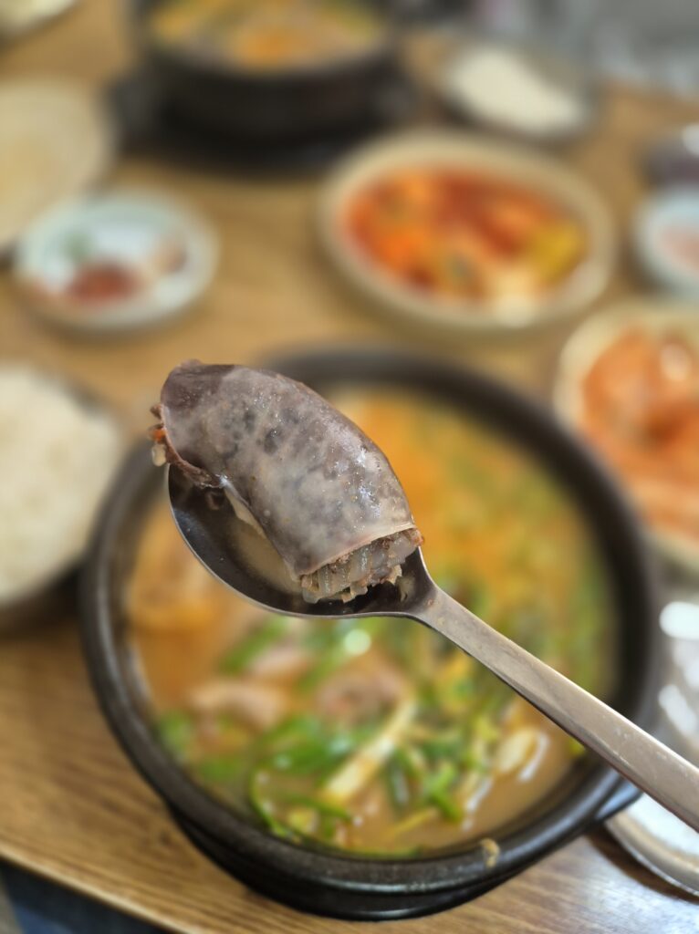 순대는 먼저 떠서 새우젓에 찍어 먹습니다.