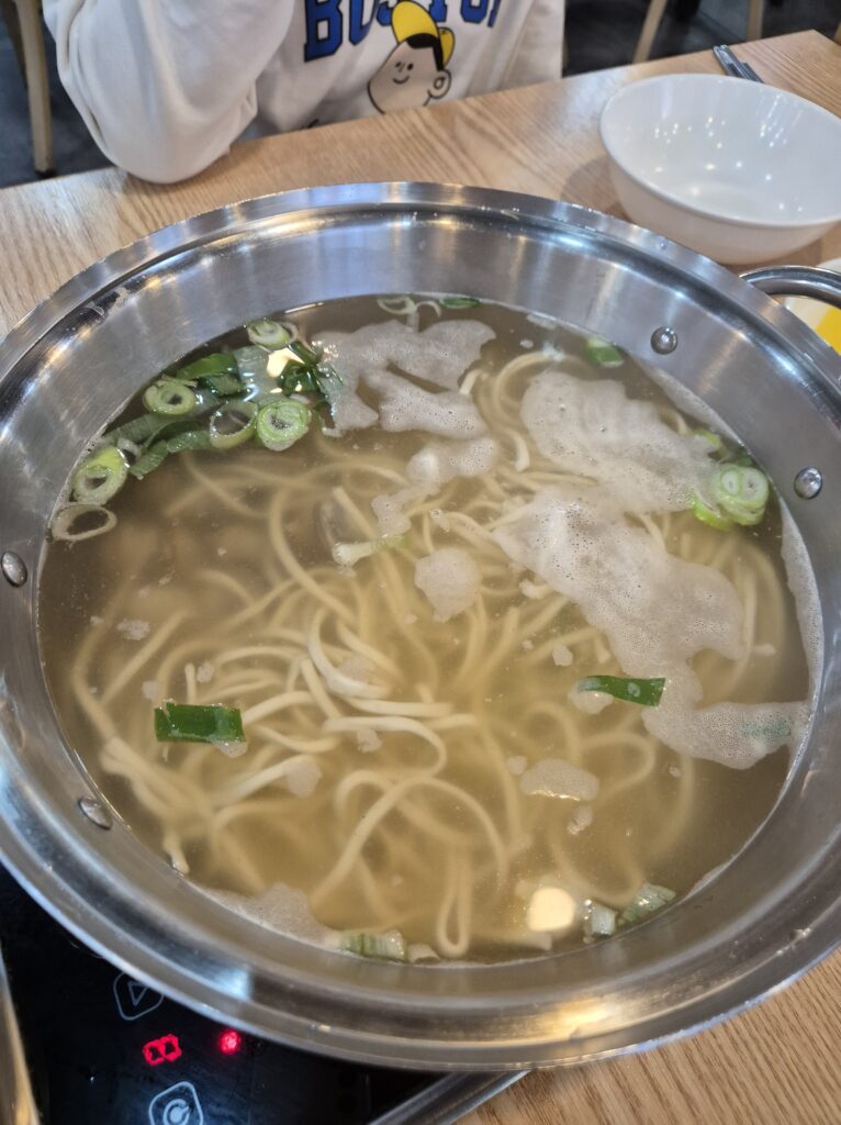 관저동 온천칼국수 칼국수가 익는 시간 10분을 기다려야 먹을수있다!