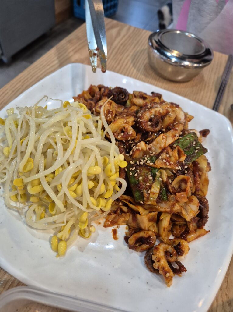 관저동 온천칼국수 쭈꾸미2인분 생각보다 쭈꾸미가 굉장히 맛이 좋다! 불맛 매콤 아주 잘볶았음!!