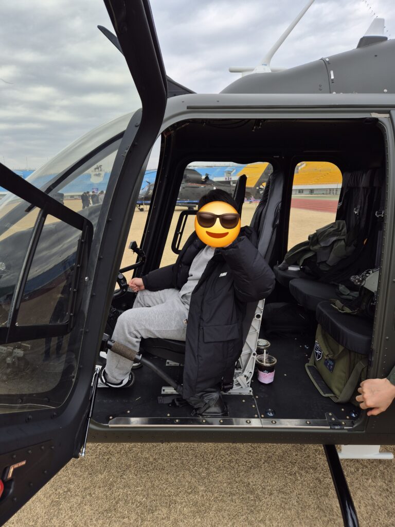 논산딸기축제 헬기전시장 헬기도 직접 탑승도 해볼수가 있습니다.