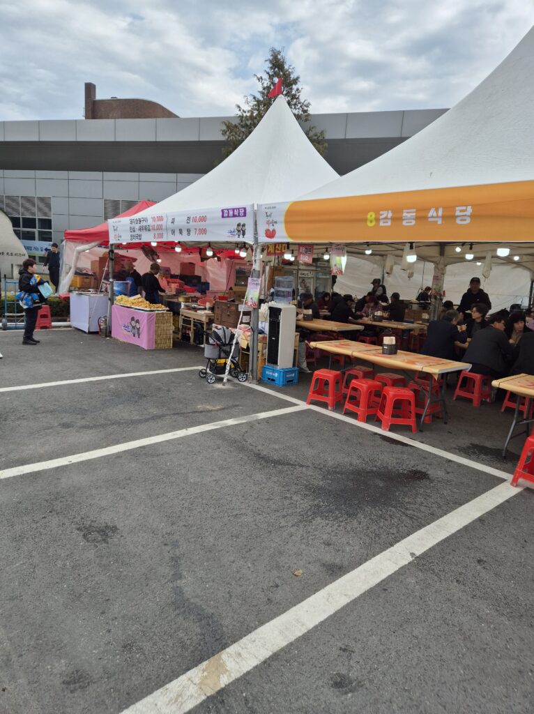 논산 딸기 축제 먹거리존 감동식당 불고기랑 인삼튀김을 즐길수 있다.