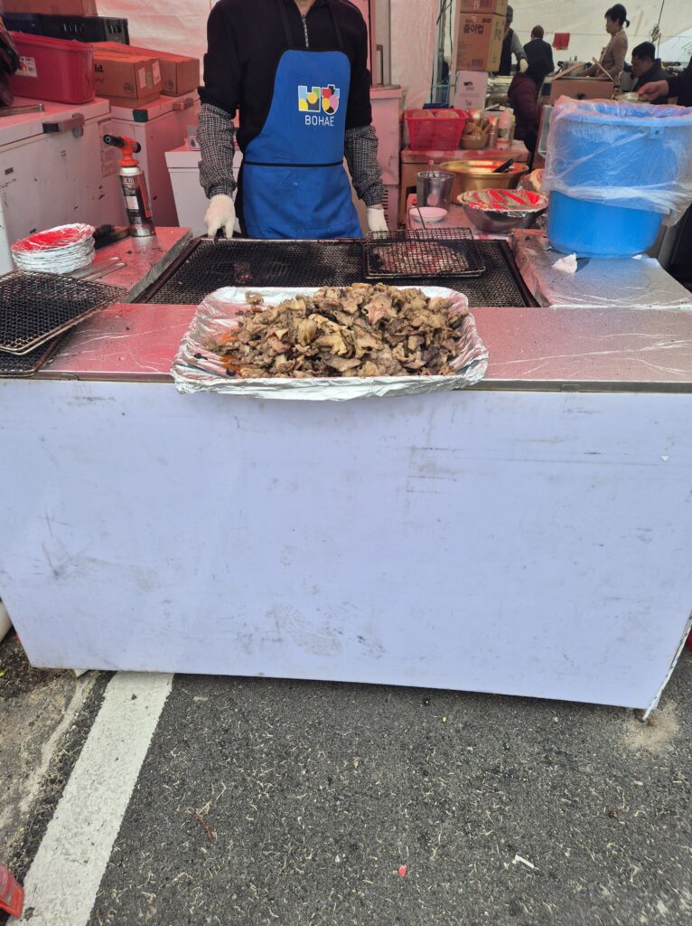 논산 딸기 축제 먹거리존 감동식당 불고기도 바로 직화로 궈주는데 한입 먹고 싶었음;;