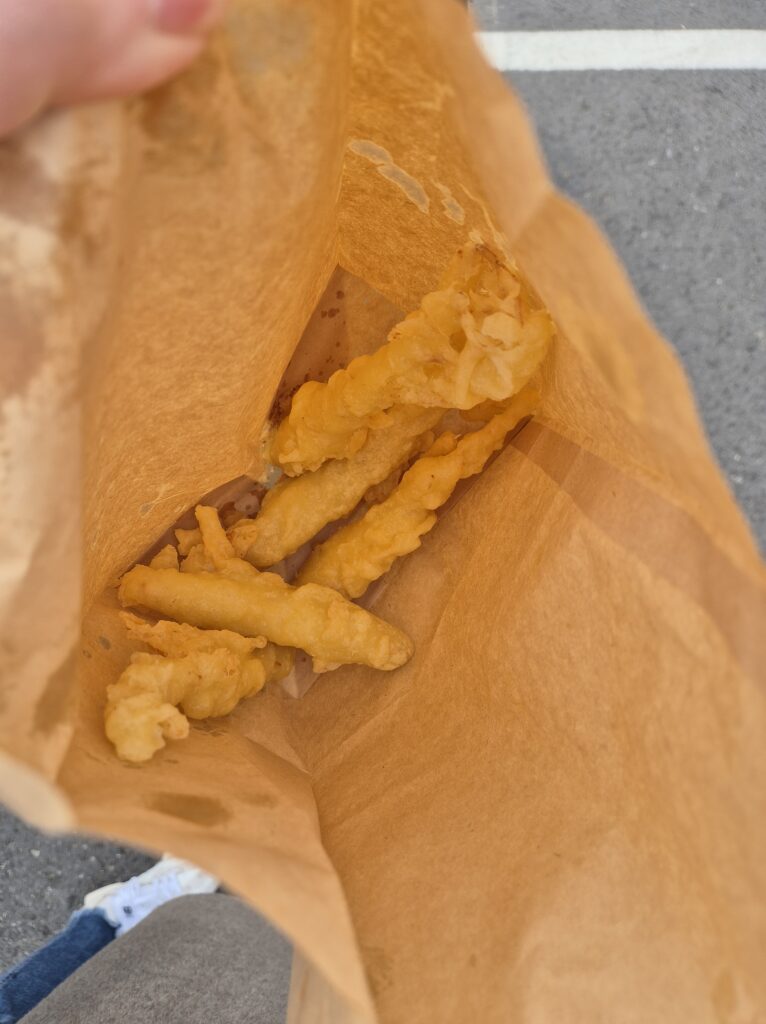 논산 딸기 축제 먹거리존 감동식당 1만원 인삼튀김 구매 완료!