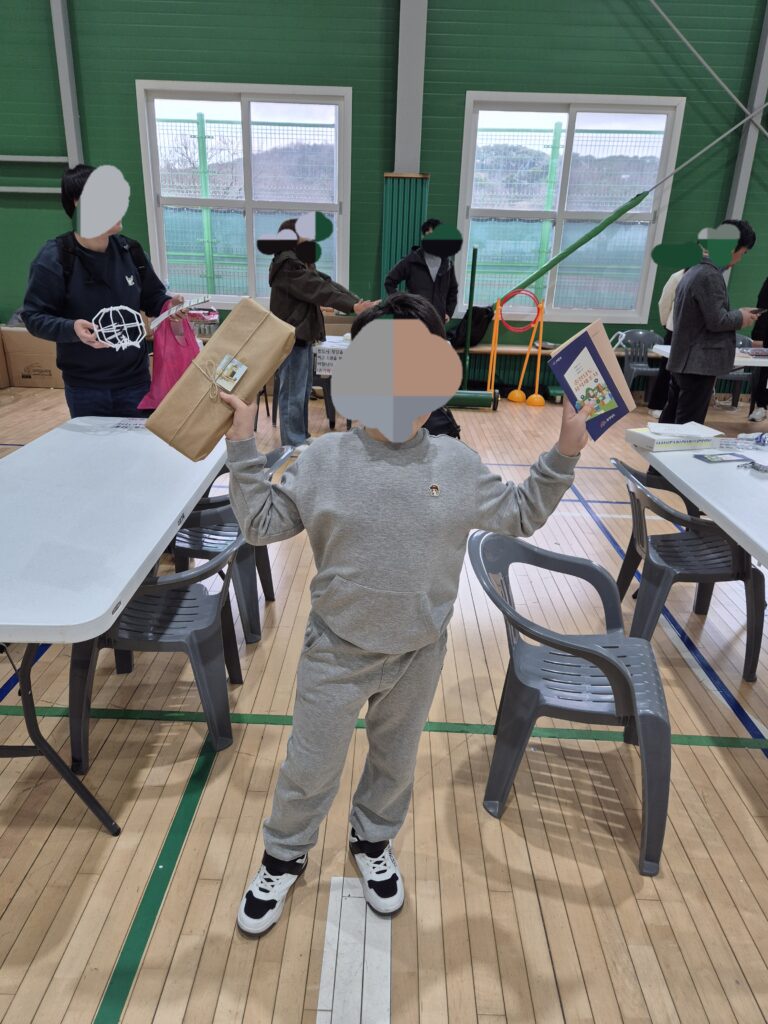 드론 조정하고 상품도 탄 우리 아들램!