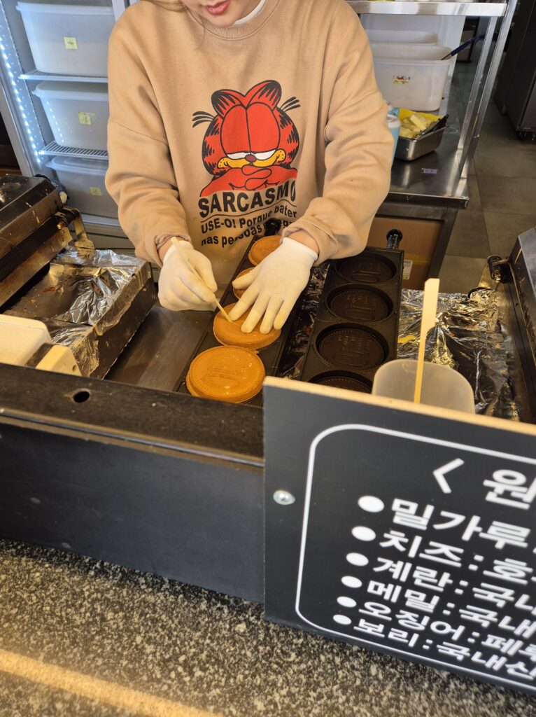 다 익히고, 구멍을 뽕뽕 뚫어줌