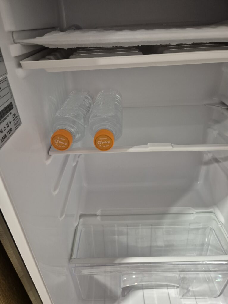 경주 켄싱턴 디럭스룸 거실 냉장고안 프리워터 2병 들어가 있음