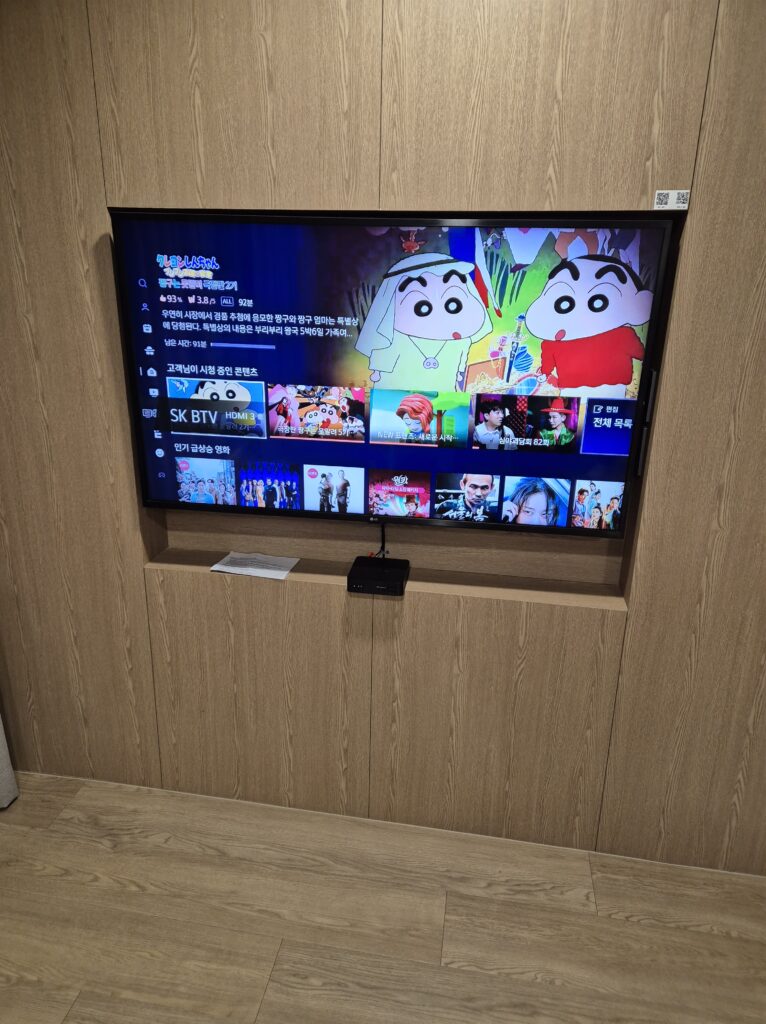 경주 켄싱턴 디럭스룸 거실 벽에 설치된 엘지tv