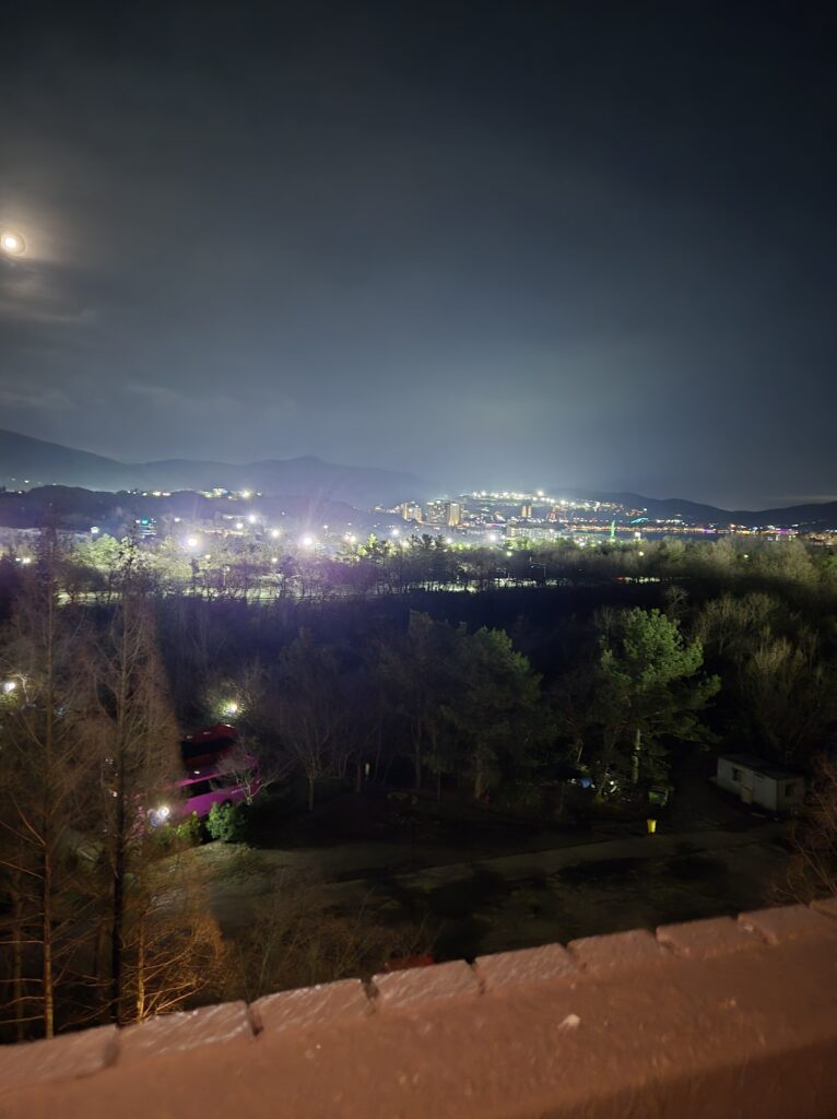 경주 켄싱턴 리조트 복도에서 바라본 경주 보문호 야경 사진