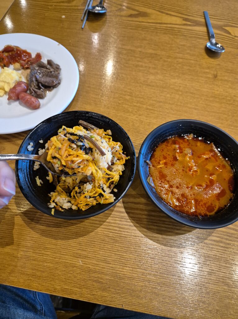 경주 켄싱턴 조식 뷔페 두번째 접시는 비빔밥과 육계장