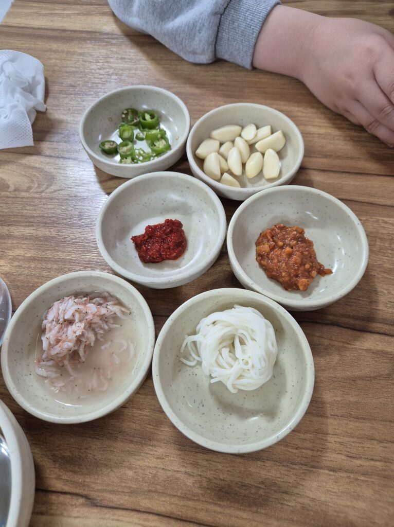 경주단골식당 돼지국밥 반찬