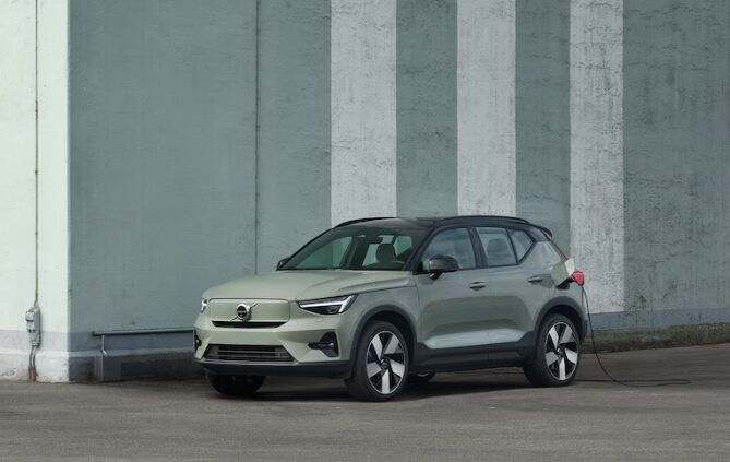 23년형 볼보 XC40 Recharge Twin 외관 사진