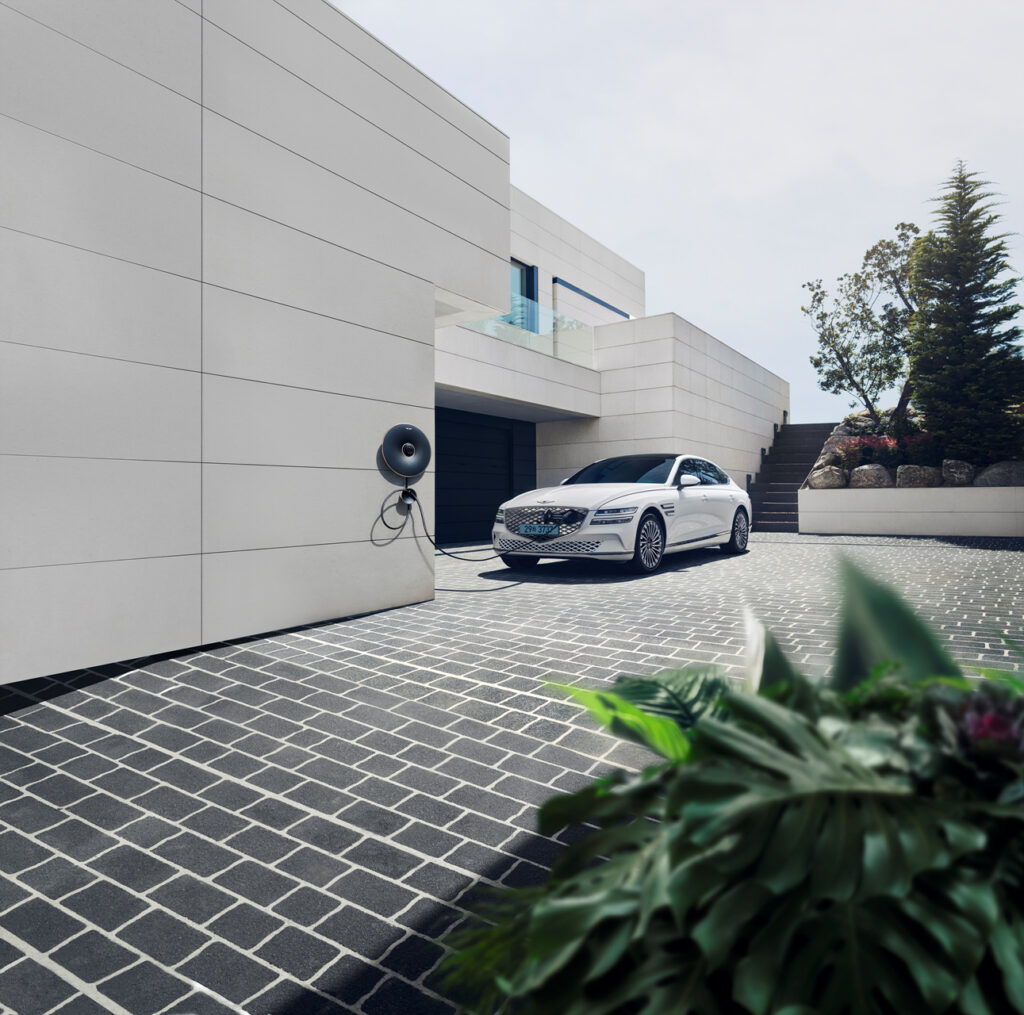 23년형 제네시스 G80 EV 충전중 사진