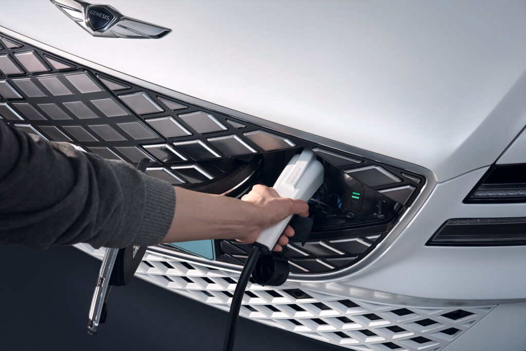 2023년형 제네시스 G80 EV 충전중