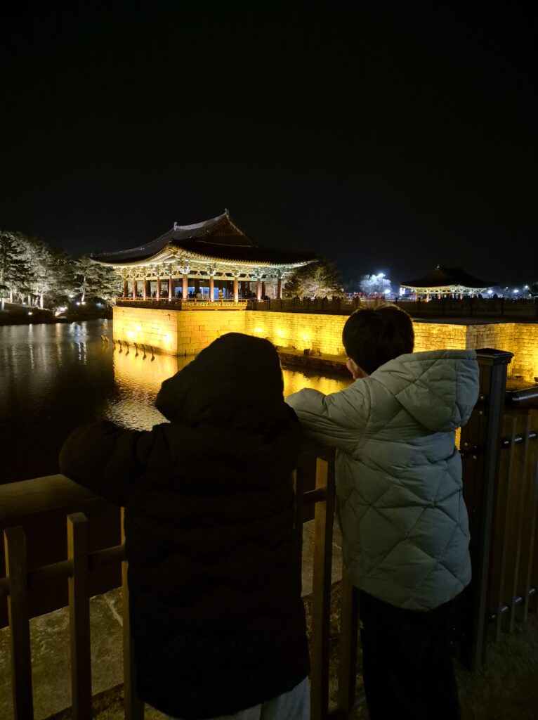 경주여행 동궁과 월지 세번째 정자앞에서 인증샷 한방!