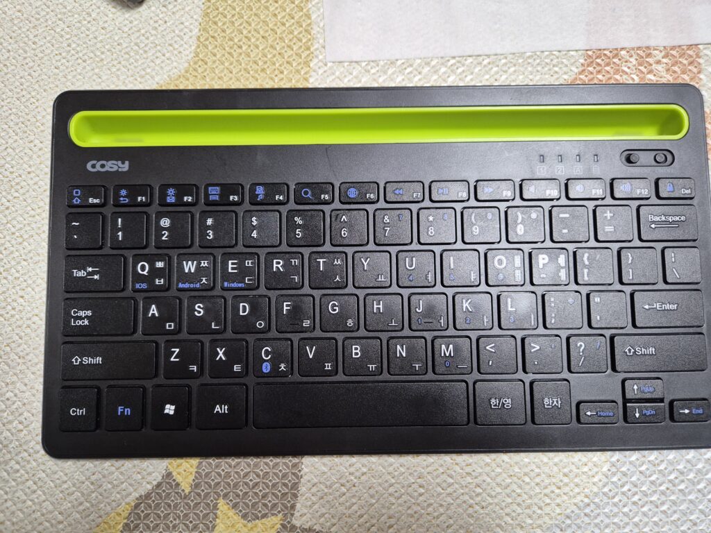 겉으로는 멀쩡한 블루투스 키보드