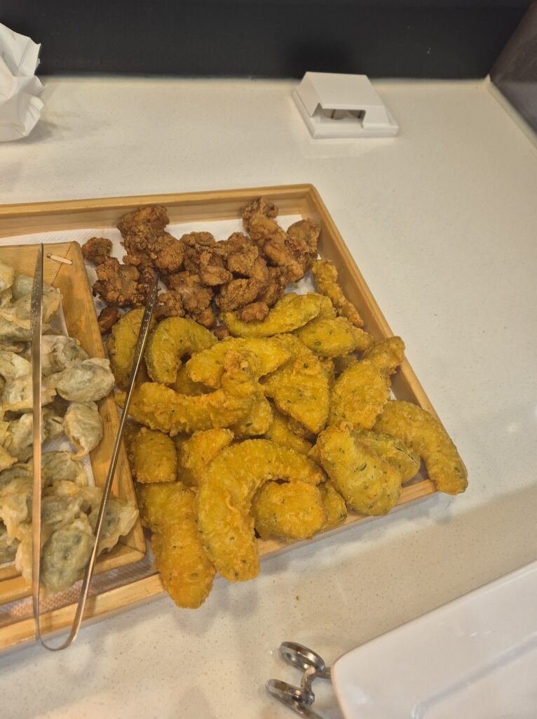 관저동 명륜진사갈비 샐러드바 튀김류 중에 안보이던 치킨이 생겼다!