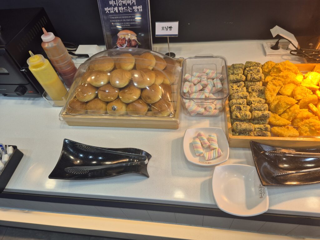 관저동 명륜진사갈비 샐러드바 모닝빵과 마시멜로우