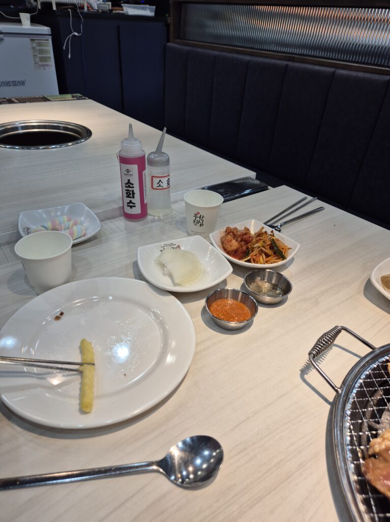 불판에 고기 양념때문에 불이 붙으면, 소화수를 이용해서 불을 꺼주세요!