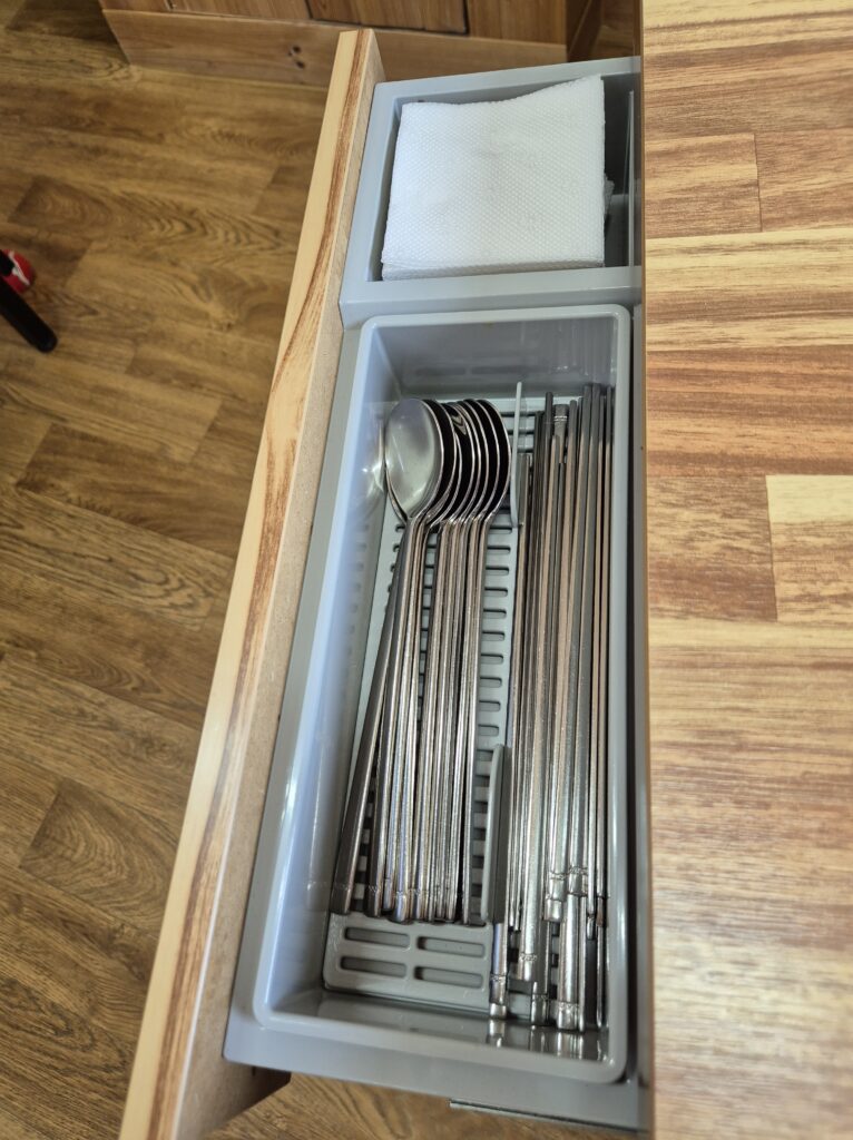 원내동 맛집 대복식당 테이블 수저 젓가락