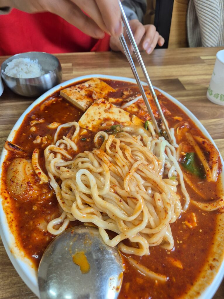 맛있는 조합 칼국수 사리와 오징어 두부두루치기 양념의 조화