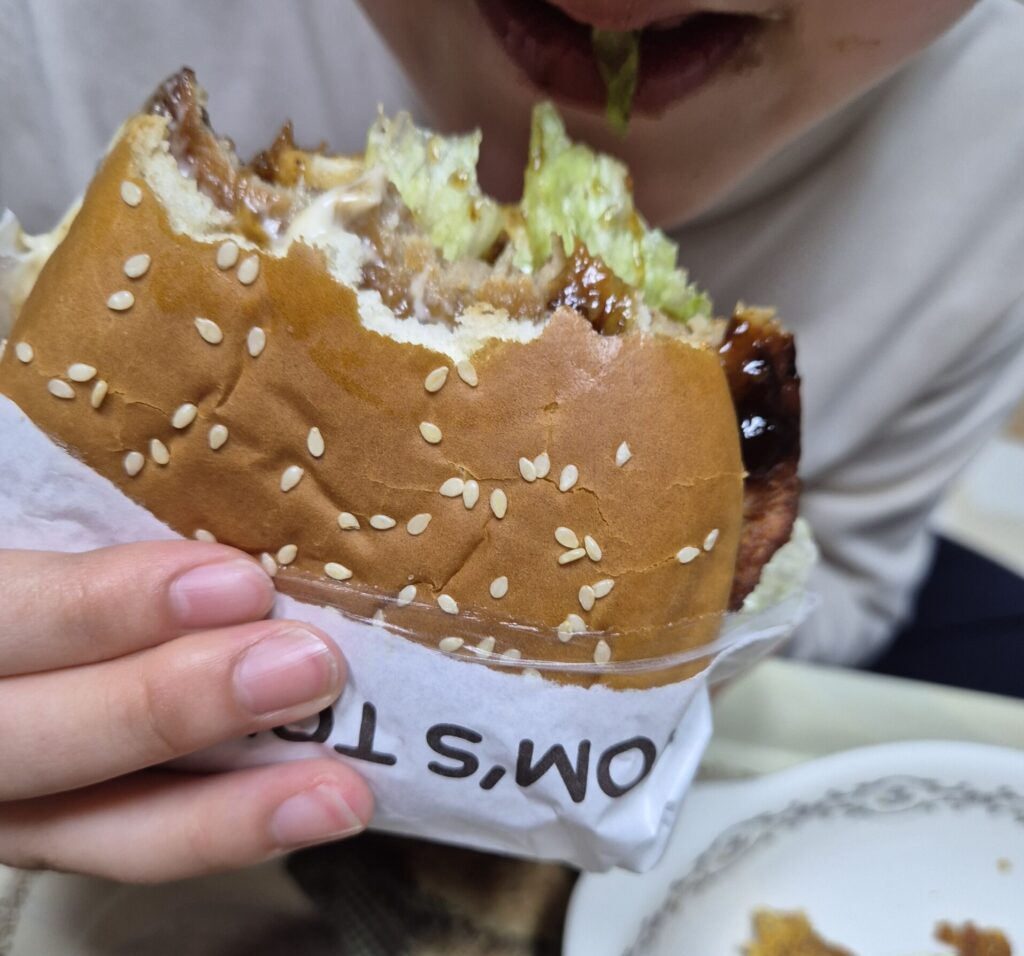관저동 맘스터치 불고기 버거 한입! 앙!