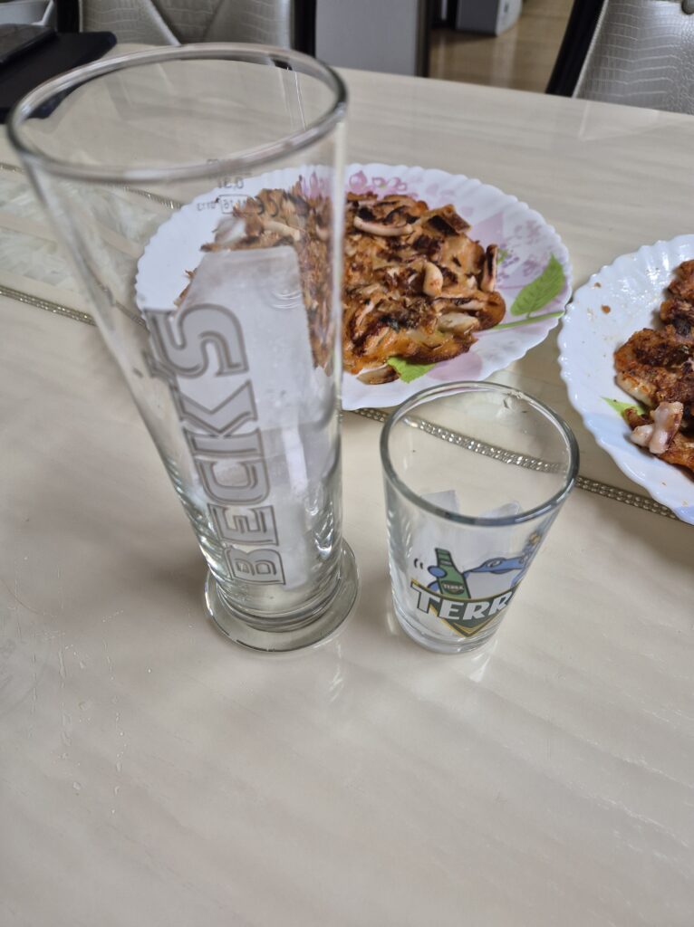 주류는 무조건 시원하게! 컵에 얼음 가득 채워!