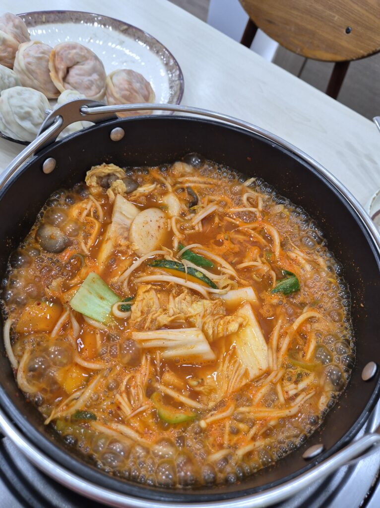 관저동 맛집 이가만두 전골 야채와 매콤육수 콜라보!