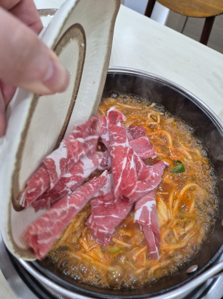 뻣뻣하지 않아서 맛있는 이가만두 샤브만두전골의 샤브용 고기
