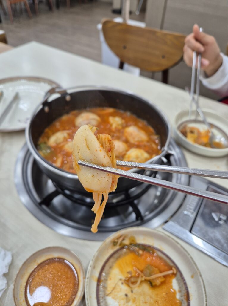 육수만 있는줄 알았는데.. 떡국떡도 있었어!!