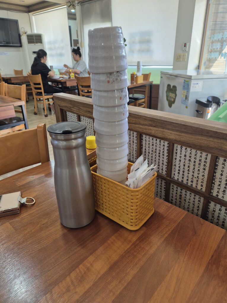원내동 맛집 착한보리밥 테이블 세팅